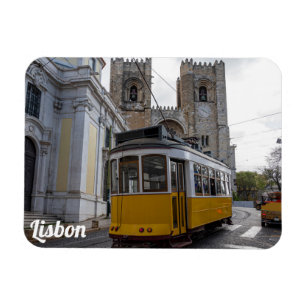 Gele tram op de kathedraal van Lissabon in Portuga Magneet