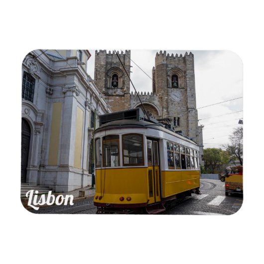 Gele tram op de kathedraal van Lissabon in Portuga Magneet (Horizontaal)