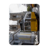 Gele tram op de kathedraal van Lissabon in Portuga Magneet (Verticaal)
