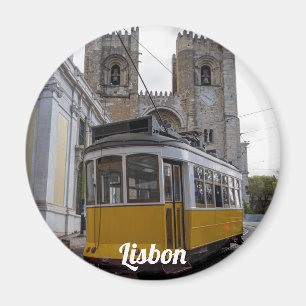 Gele tram op de kathedraal van Lissabon in Portuga Magneet
