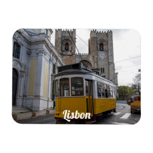 Gele tram op de kathedraal van Lissabon in Portuga Magneet