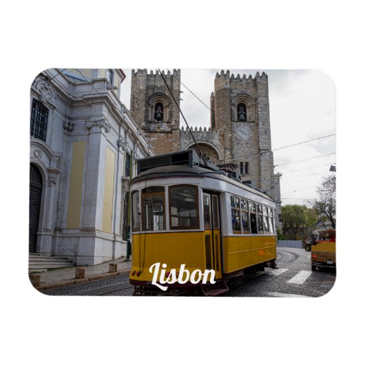 Gele tram op de kathedraal van Lissabon in Portuga Magneet (Horizontaal)