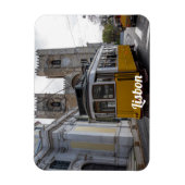 Gele tram op de kathedraal van Lissabon in Portuga Magneet (Verticaal)