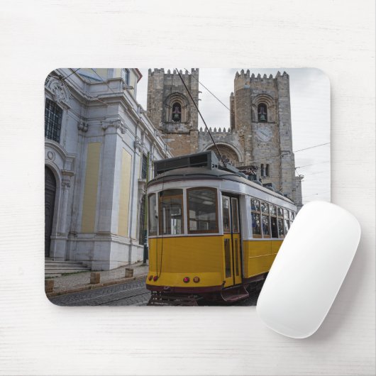 Gele tram op de kathedraal van Lissabon in Portuga Muismat (Met muis)