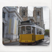 Gele tram op de kathedraal van Lissabon in Portuga Muismat (Voorkant)