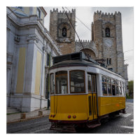 Gele tram op de kathedraal van Lissabon in Portuga