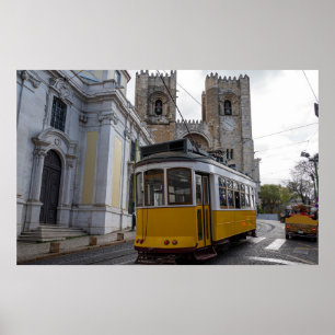 Gele tram op de kathedraal van Lissabon in Portuga Poster