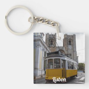 Gele tram op de kathedraal van Lissabon in Portuga Sleutelhanger