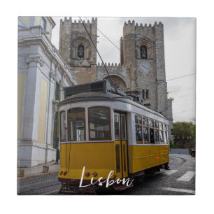 Gele tram op de kathedraal van Lissabon in Portuga Tegeltje