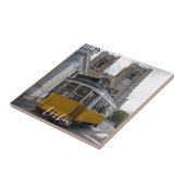 Gele tram op de kathedraal van Lissabon in Portuga Tegeltje (Zijkant)