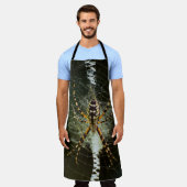 Gele tuinspin op het web in het donker schort (Gedragen)