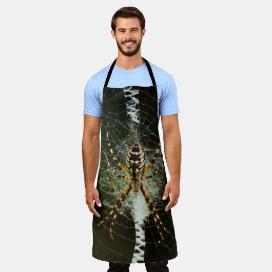 Gele tuinspin op het web in het donker schort (Gedragen)