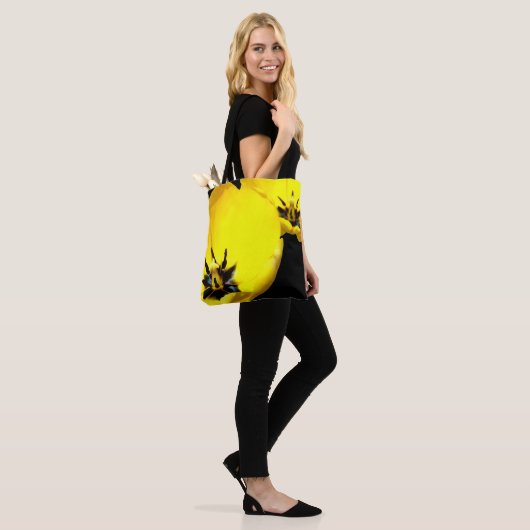 Gele Tulp All Over Print Tas (Op model)