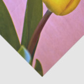 Gele tulp, groene bladeren, op roze tissuepapier (Detail)