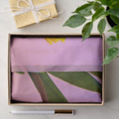 Gele tulp, groene bladeren, op roze tissuepapier (Geschenk)