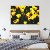 Gele tulpbloemen canvas afdruk (Insitu (Slaapkamer))