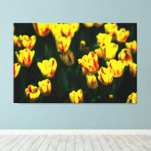 Gele tulpbloemen canvas afdruk (Insitu (Houten vloer))
