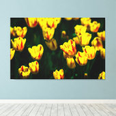 Gele tulpbloemen canvas afdruk (Insitu (Houten vloer))