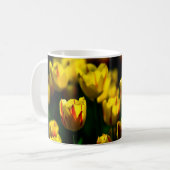 Gele tulpbloemen koffiemok (Voorkant links)