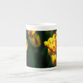 Gele tulpbloemen porselein kop (Voorkant)