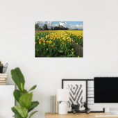 Gele Tulpen in een "Field Holland" Poster (Thuiskantoor)