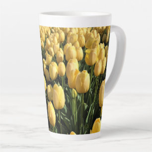 Gele tulpen in een veld, Oregon Latte Mok
