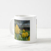 Gele tulpen in het veld koffiemok (Voorkant links)