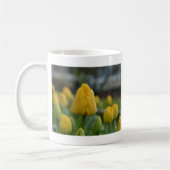 Gele tulpen in het veld koffiemok (Links)
