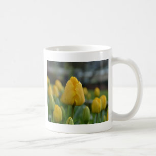 Gele tulpen in het veld koffiemok