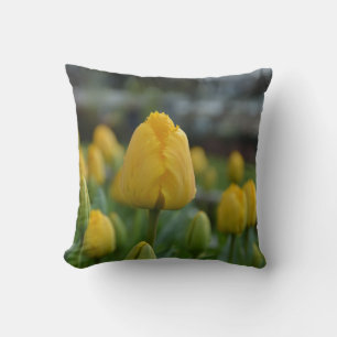 Gele Tulpen in het veld Sierkussen