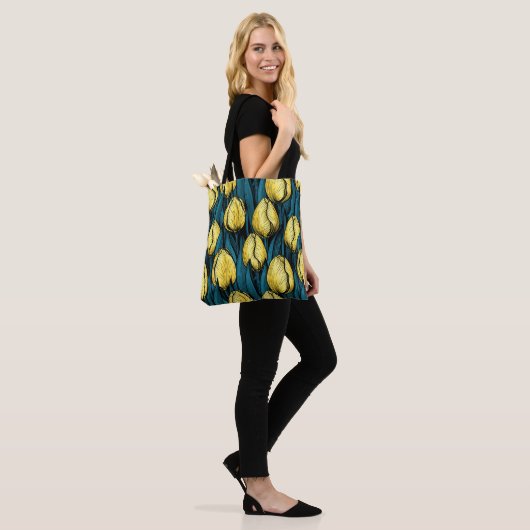 Gele tulpen met blauwe bladeren tote bag (Op model)