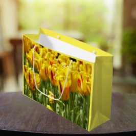 Gele tulpen met rode strepen groot cadeauzakje