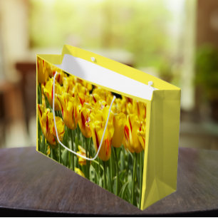Gele tulpen met rode strepen groot cadeauzakje