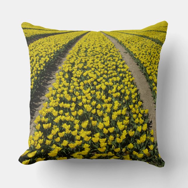 Gele tulpen veld rijen werp kussen (Voorkant)