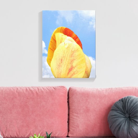 Gele tulpventiel op blauwe hemel canvas afdruk (Insitu (Woonkamer))
