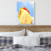 Gele tulpventiel op blauwe hemel canvas afdruk (Insitu (Slaapkamer))