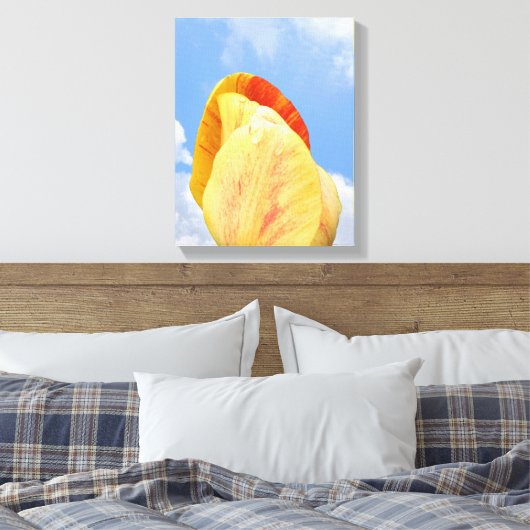 Gele tulpventiel op blauwe hemel canvas afdruk (Insitu (Slaapkamer))