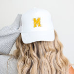 Gele-varsity monogram trucker pet<br><div class="desc">Show van uw sportieve kant met een aangepaste honkbal pet met een gedurfde collegiale stijl monogram letter. Personaliseer het met uw favoriete kleuren die overeenkomen met uw sportteam of persoonlijke stijl voor een look die uniek is voor u. Perfect voor speeldagen, casual uitjes of als een uitblinkend cadeau voor zowel...</div>