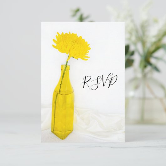 Gele ventilator in Vase Wedding RSVP Reply Kaart (Staand voorkant)