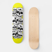Gele verf splatter schedels zwart skateboard dek (Voorkant)