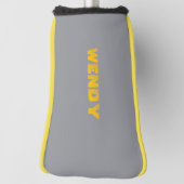 Gele vervaagde aangepaste tekst op grijs golfheadcover (Draai 90)
