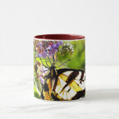 Gele vlinder op lavender Butterfly Struik Mok (Midden)