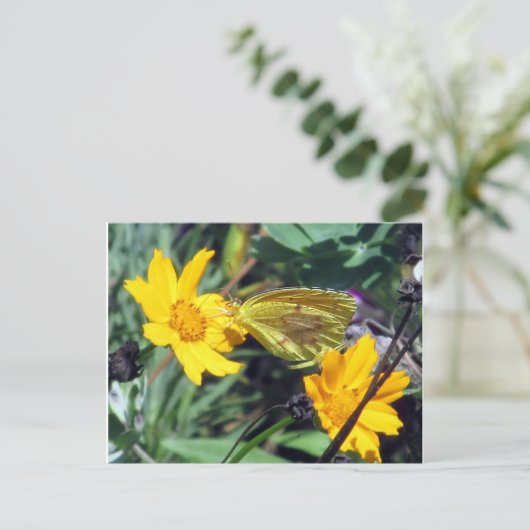 Gele vlinder op Oranje bloemen Briefkaart (Staand voorkant)
