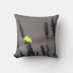 Gele vlinder op paarse lavendel macro foto kussen