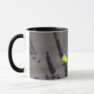 Gele vlinder op paarse lavendel macro foto mok