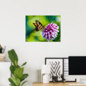 Gele vlinder op roze Dahlia Flower in een tuin Poster (Thuiskantoor)