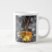 Gele vlinder orchidee bloem grote koffiekop (Rechts)