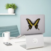 Gele vlinder sticker (Laptop op bureau)