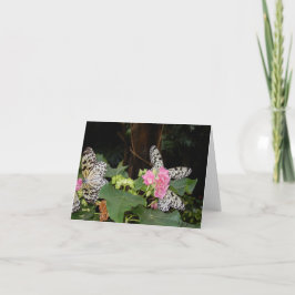 Gele vlinders op tropische bladeren feestdagen kaart