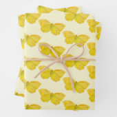 Gele vlindervliegende brimstone inpakpapier vel (In situ)